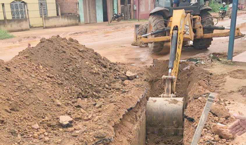 Suop realiza obra de drenagem na Rua Petrolina, na zona Leste de Porto Velho