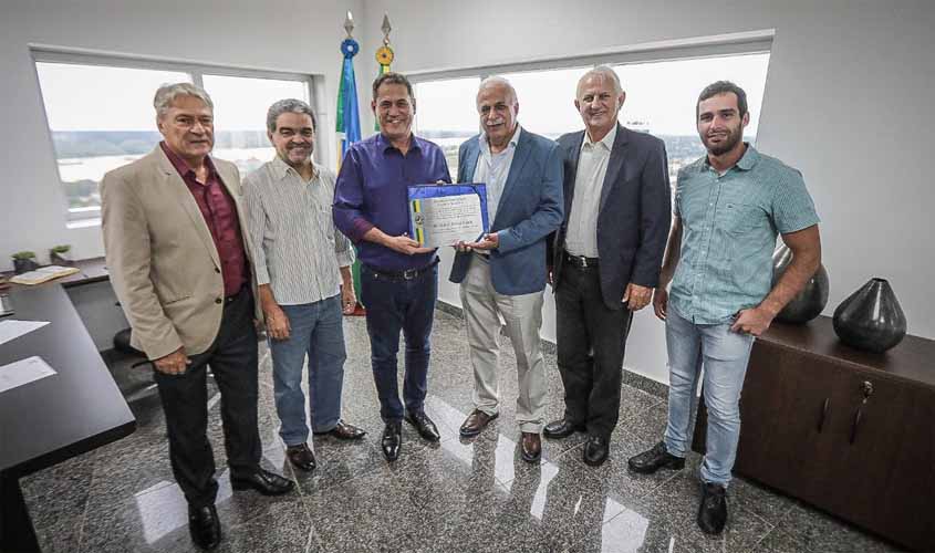 Maurão de Carvalho entrega título de Cidadão de Rondônia ao médico Eliu Cabral