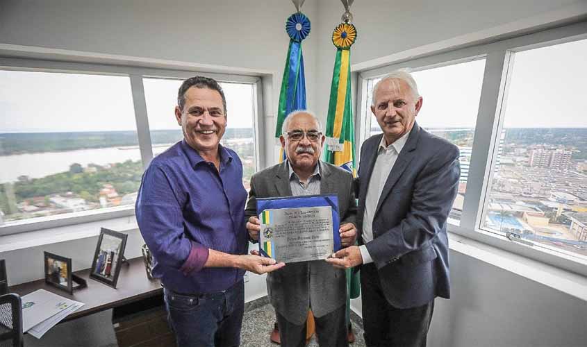 Deputado Airton Gurgacz entrega título de Cidadão Honorífico do Estado a Pedro Barbosa Neto