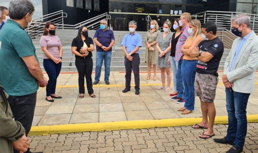 Cortejo em homenagem a Waltenberg passa em frente ao prédio do TJRO
