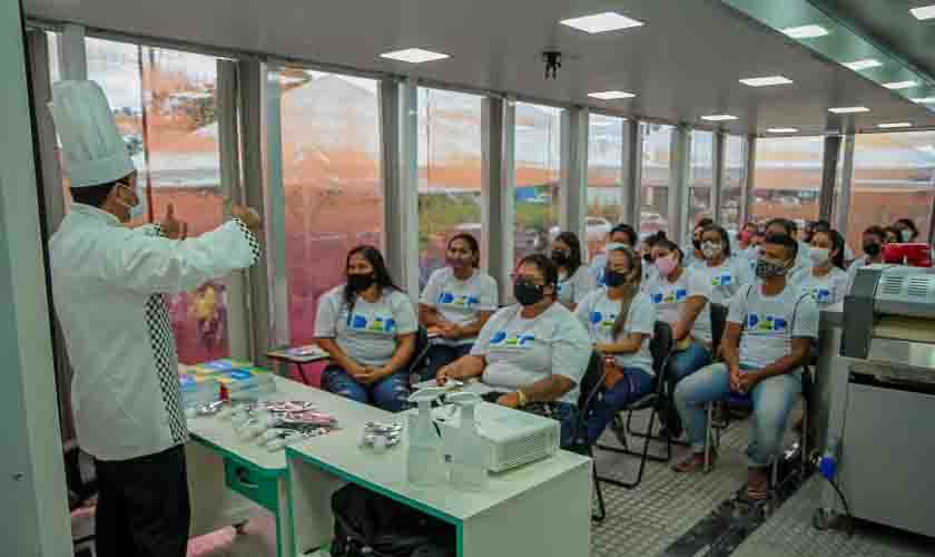 Escola Móvel de Panificação e Confeitaria inicia curso no município de Candeias do Jamari