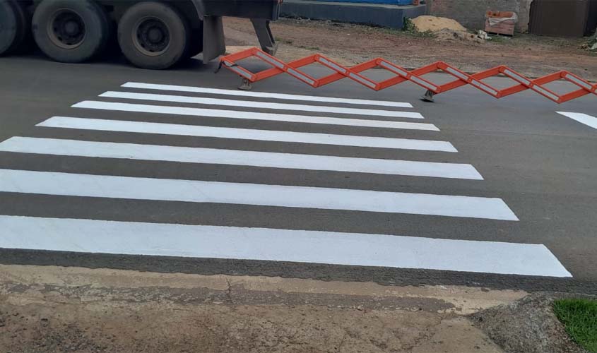 Departamento de Trânsito reforma pintura de faixas de pedestres no município