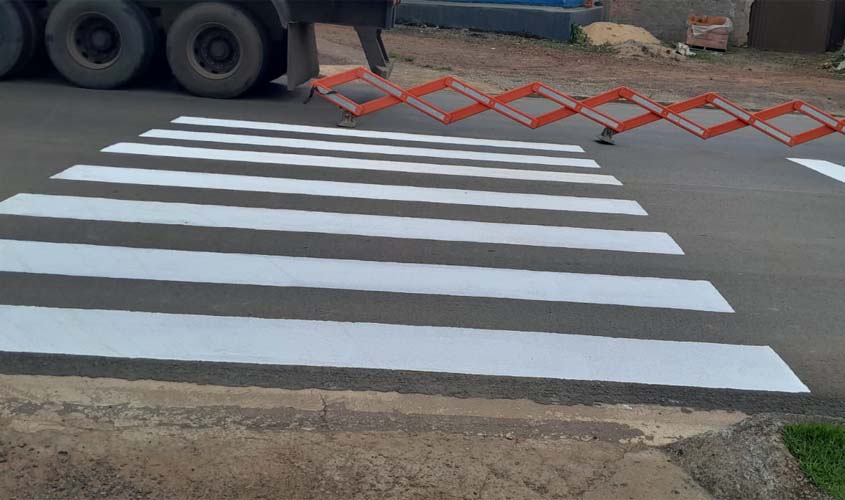 Departamento de Trânsito reforma pintura de faixas de pedestres no município