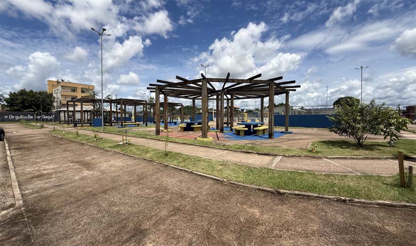 Praça das Camélias é revitalizada na zona Sul