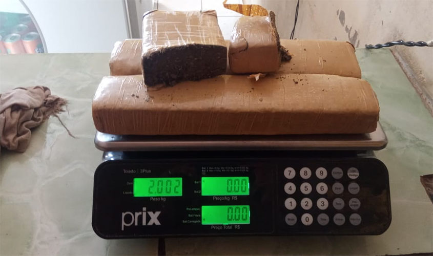 Policiais militares prende suspeito que transportava 2 quilos de droga dentro do carro