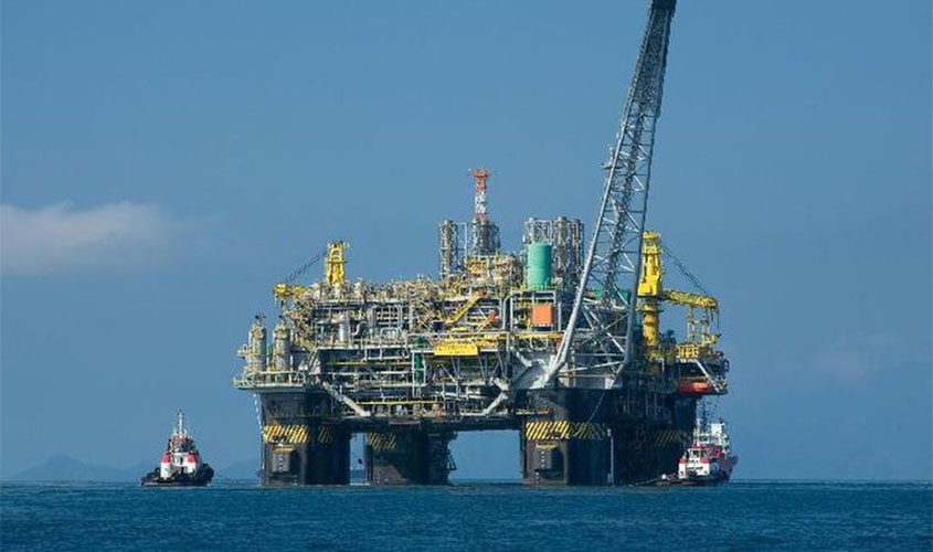 Semana começa com forte queda nos preços do petróleo
