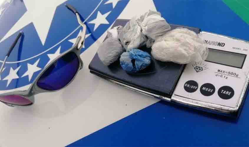 Com bolsos cheios de maconha, rapaz de 18 anos acaba preso após abordagem da Polícia Militar