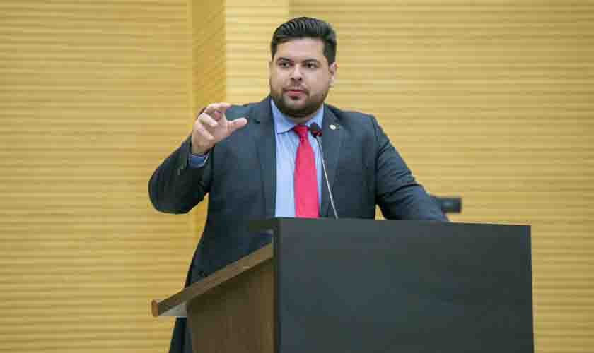 Em plenário, deputado Jean Oliveira denuncia prejuízo causado pelo presidente da Emater