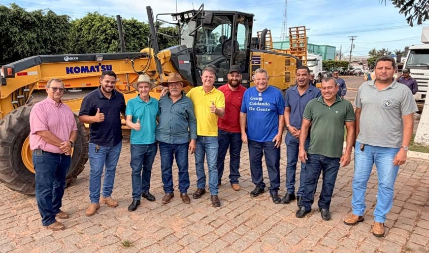 Luizinho Goebel participa de entrega de máquinas em Chupinguaia