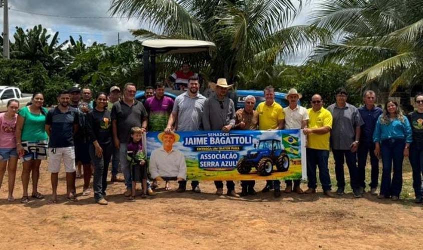 Luizinho Goebel acompanha entrega de trator em Nova Brasilândia