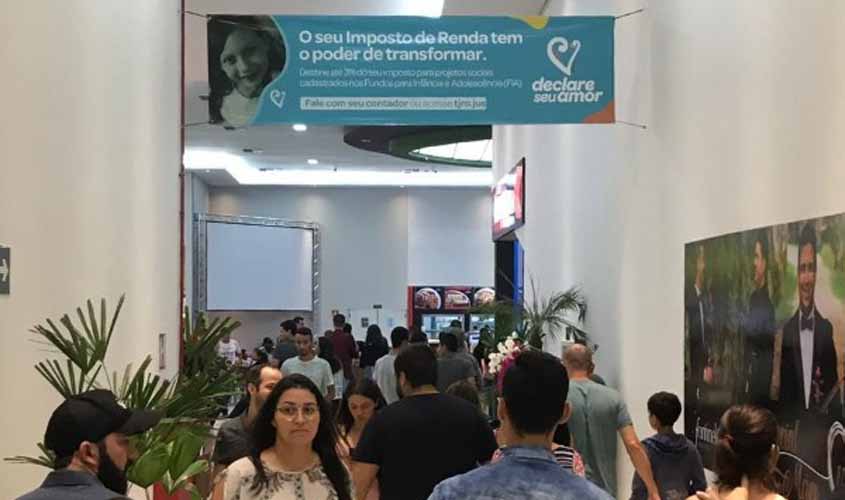 Projeto Declare seu Amor distribui cerca de mil filipetas em shopping de Ji-Paraná
