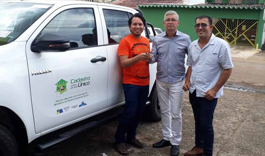 Central de Cadastro Único recebe camionete para reforçar o serviço externo