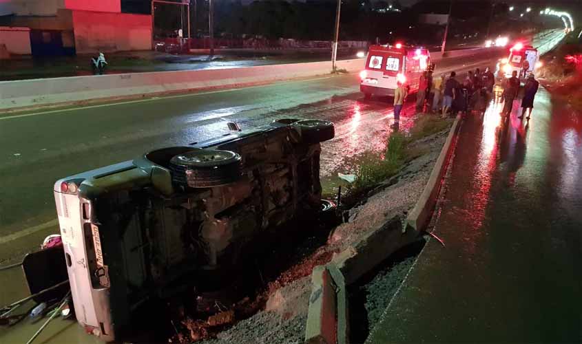 Caminhonete da Semunb tomba na BR-364 com cinco funcionários da prefeitura