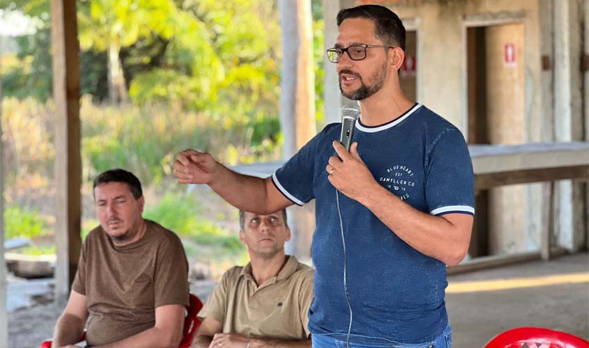  Anderson entrega  maquinários e implementos agrícolas para associação APRAC 