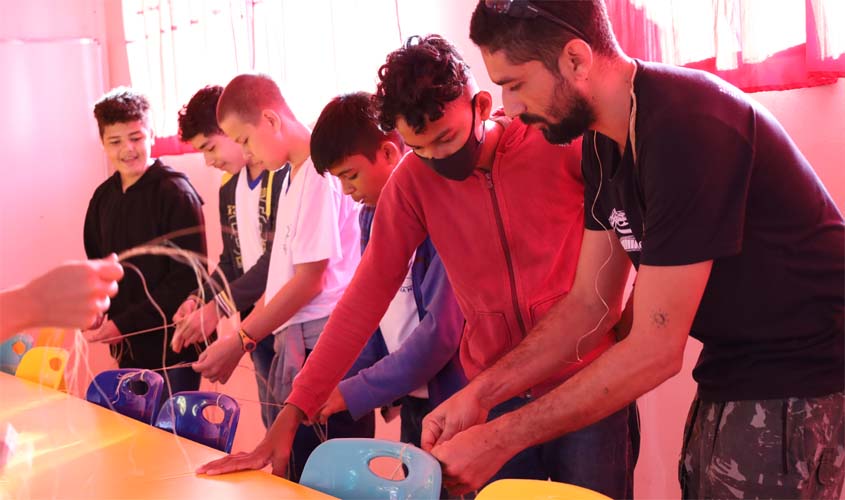 Oficina de artesanato promovida pelo Ponto de Cultura Serpentário Produções capacita mais de 100 alunos em Vilhena