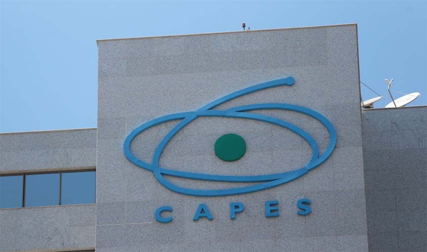 Capes oferece mais de 61 mil bolsas para formação de professores