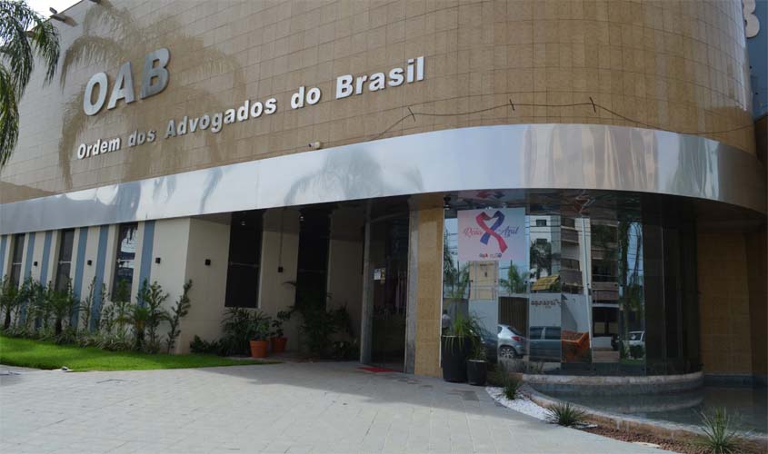 Emoo e compromisso marcam entrega de credenciais a 35 novos advogados em Rondnia