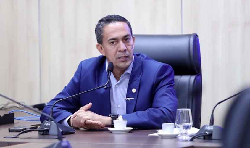 Eyder Brasil vota a favor de reajuste salarial para técnicos e analistas educacionais de Rondônia