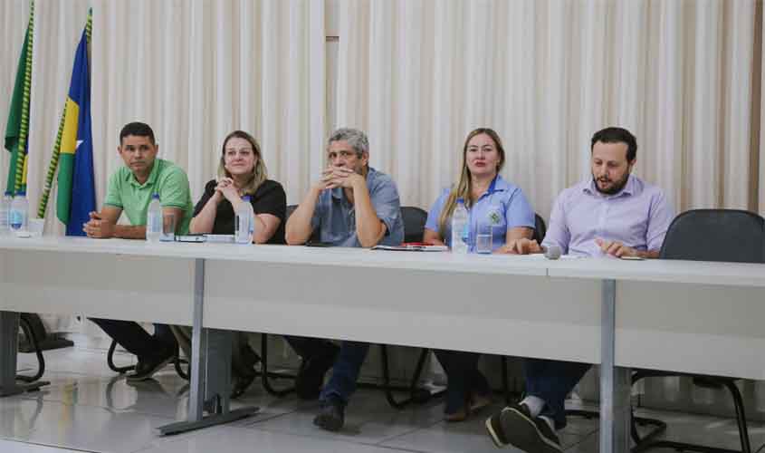 Vereadora Amanda Areval e Flori anunciam aumento a diretores escolares: diálogo que resulta em valorização do servidor