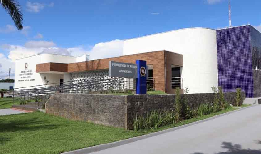 Após atuação do MPRO, réu é condenado por crimes de violência de gênero e danos emocionais contra adolescente