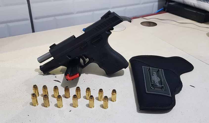 Durante barreira montada pela PM motociclista é preso com pistola