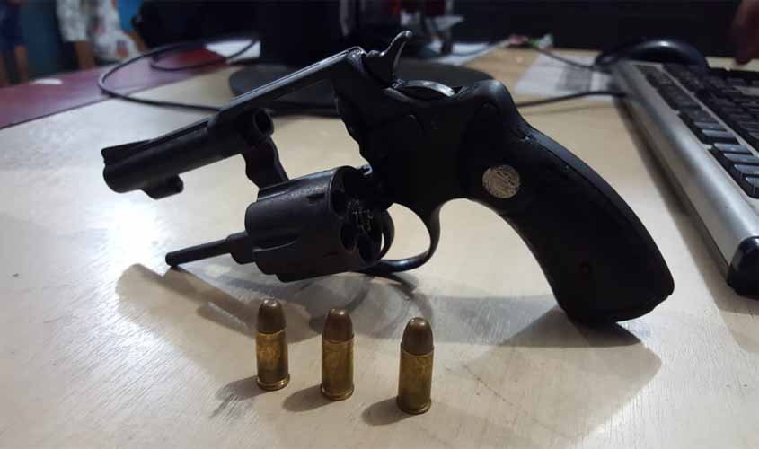 Polícia prende cinco pessoas por porte ilegal de arma durante abordagem