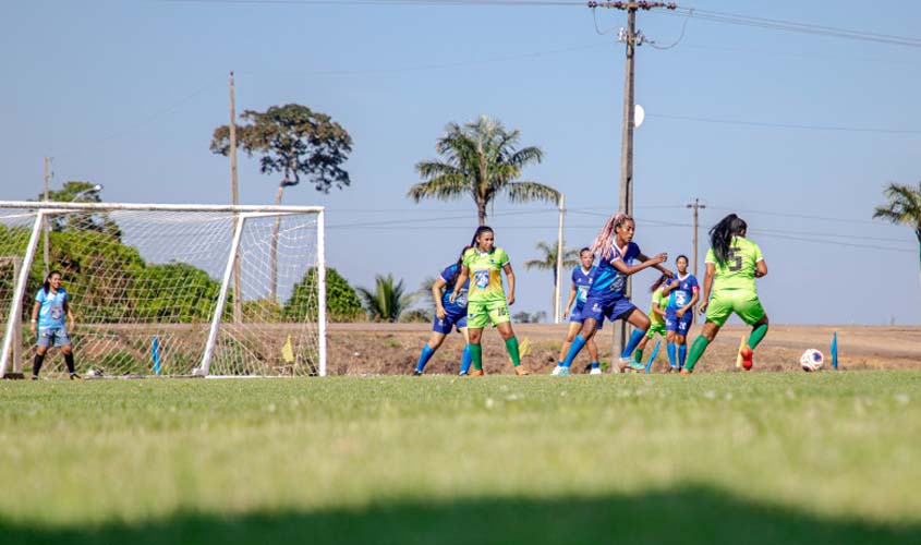 Torcida marcou presença durante partida de futebol feminino, no 29º Interdistrital de Esportes