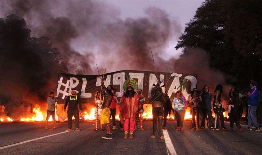 PM atira bombas de gás contra protesto indígena e libera rodovia em SP