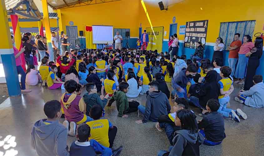 Semtran encerra atividades do Maio Amarelo com ação educativa na escola Bom Princípio, na capital