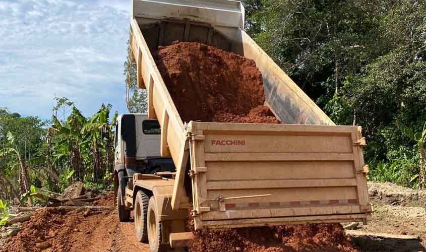 Prefeitura intensifica recuperação de ramais e estradas nas regiões atingidas pela última cheia do rio Madeira