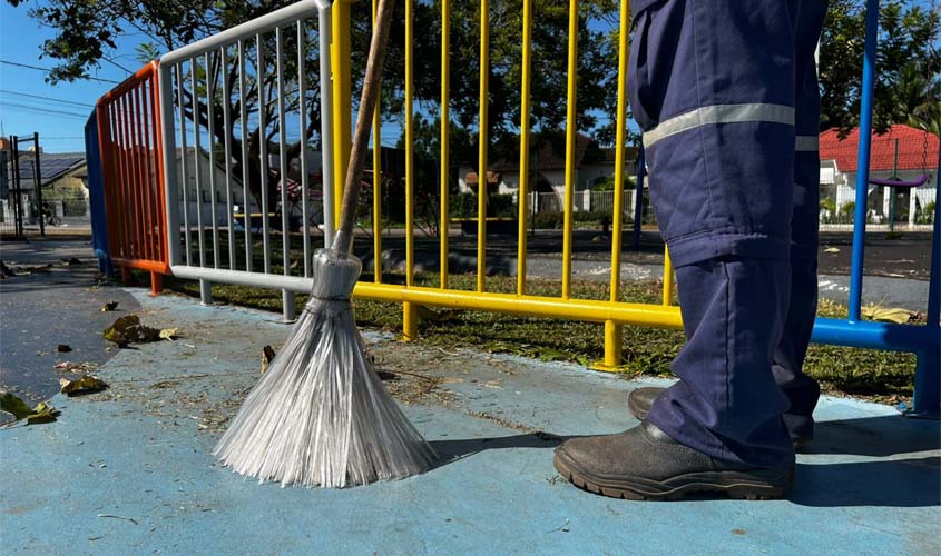 Vassouras recicláveis reforçam limpeza urbana
