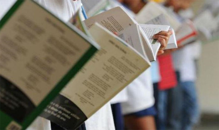 Prazo para escolas pedirem livros didáticos extras acaba nesta quarta-feira (1º)