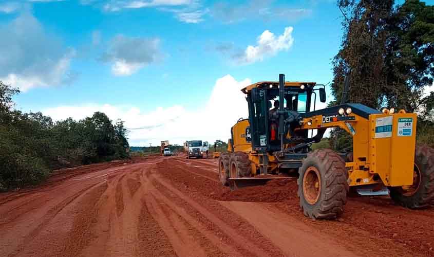Governo de RO realiza manutenção com serviços de revestimento primário e tubos metálicos na RO-495 