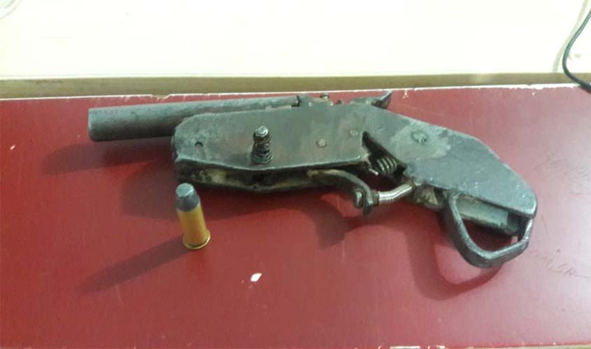 Dupla é presa na capital com arma de fabricação caseira 