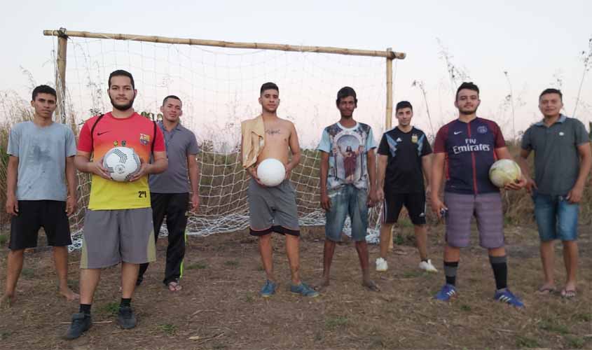 Deputado Anderson entrega bolas e redes para grupo de jovens do bairro Nova Esperança