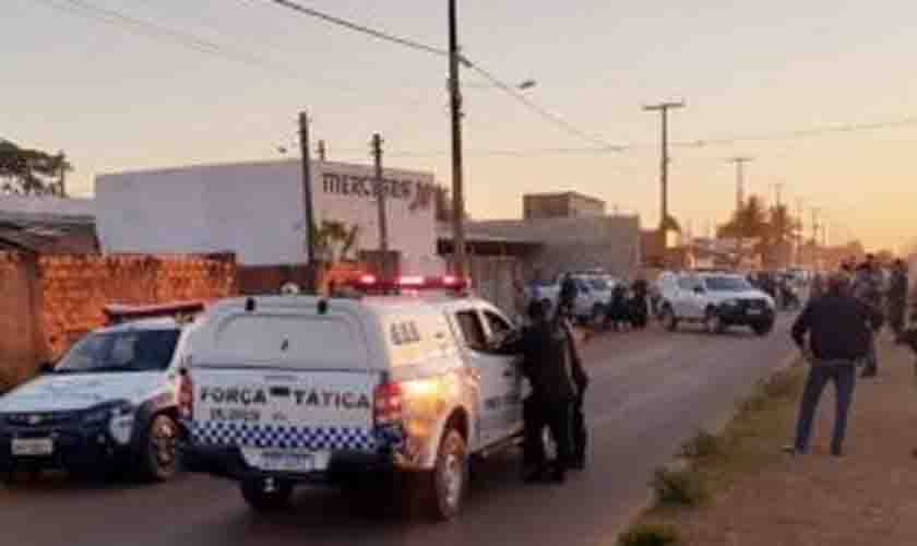 VÍDEO: homem com esquizofrenia mobiliza PM, PRF e bombeiros ao ameaçar populares com faca