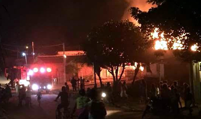 Fogo destrói residência em Candeias do Jamari