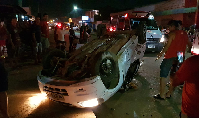 Carro é atingido por viatura da PM e três pessoas ficam feridas