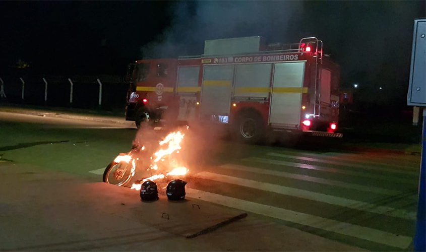 Mulher toca fogo na própria moto após abordagem da PM