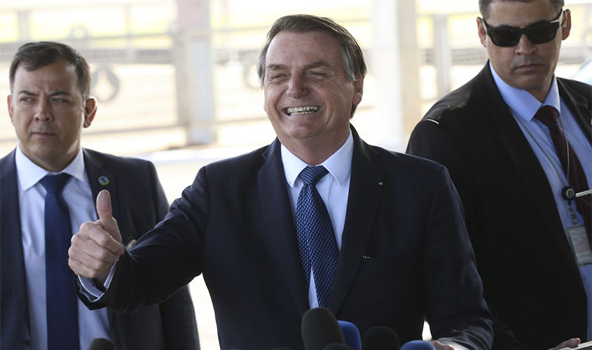 Bolsonaro vai conversar com Angela Merkel sobre combate às queimadas