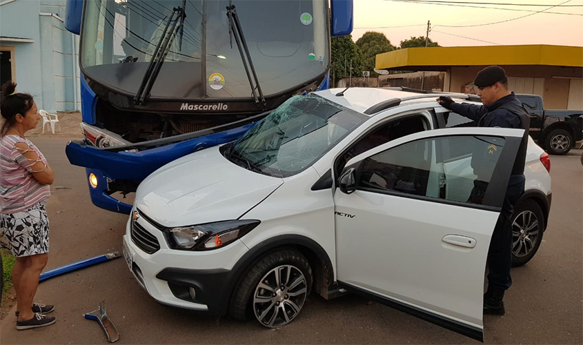 Carro avança preferencial, é arrastado por ônibus e mulher fica presa às ferragens