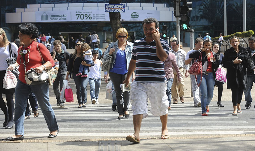 Taxa de desemprego no Brasil cai para 11,8% em julho, diz IBGE
