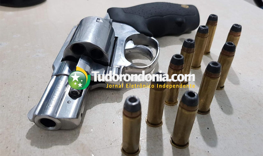 Homem armado é detido dormindo dentro de carro próximo a presídios