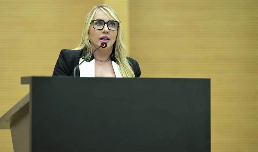 Ieda Chaves destaca a importância do combate à violência contra a mulher em discurso na Alero