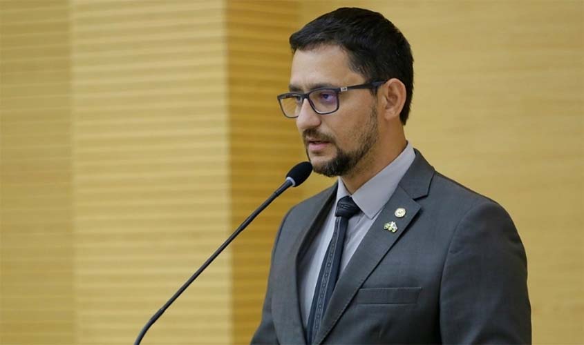 Anderson Pereira cobra do DER informações e execução de serviço na Linha 20 em Seringueiras