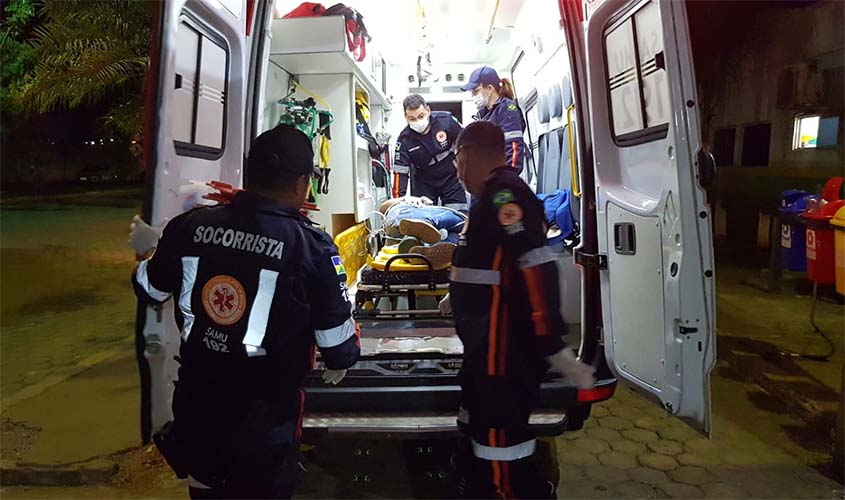 Homem é socorrido em estado grave após levar facadas