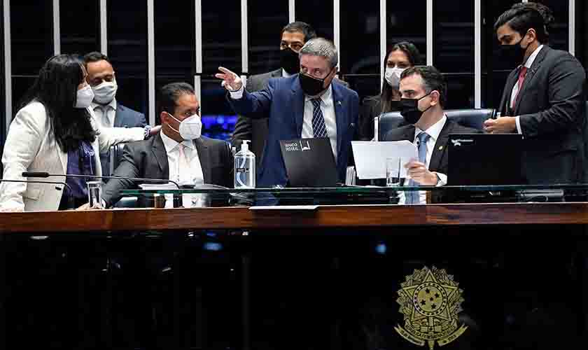 Senado aprova projeto de nova lei de improbidade, que volta à Câmara