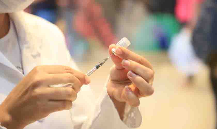 Vacinação contra a covid-19 segue em dois pontos da capital e nos distritos