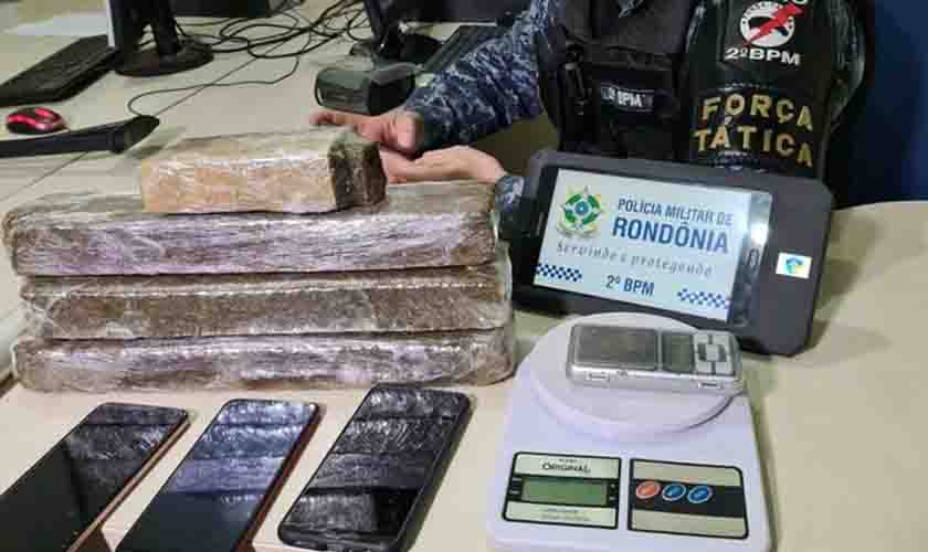 PMRO apreende simulacro e prende dois suspeitos de tráfico