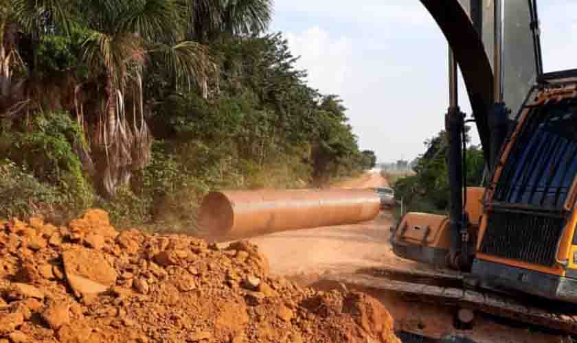 Com recurso de quase R$ 1,5 milhão enviado pelo deputado Jair Montes 80% da obra de recuperação de vicinais em Nova Mamoré já está concluída